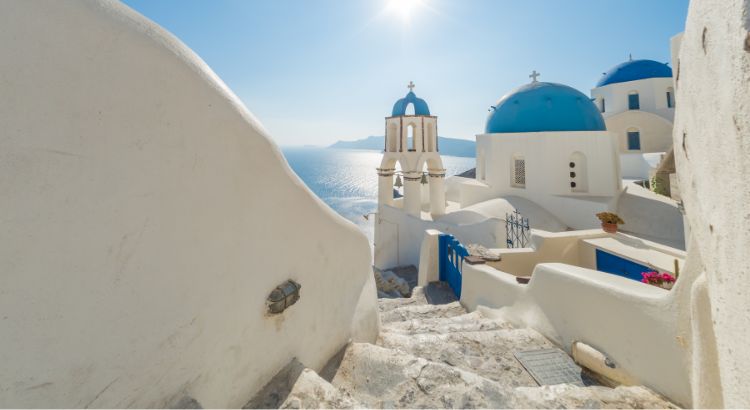 Experience the picturesque Oia in Santorini