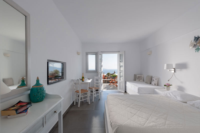 Hotel in Oia - Superior Rooms up to 3 Guests With Caldera View