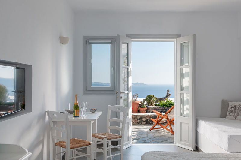 Hotel in Oia - Superior Rooms up to 3 Guests With Caldera View