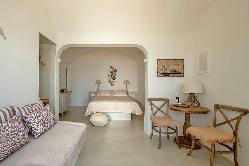 Deluxe Cave Room with Hot Tub - Santorini Accommodation with Caldera View