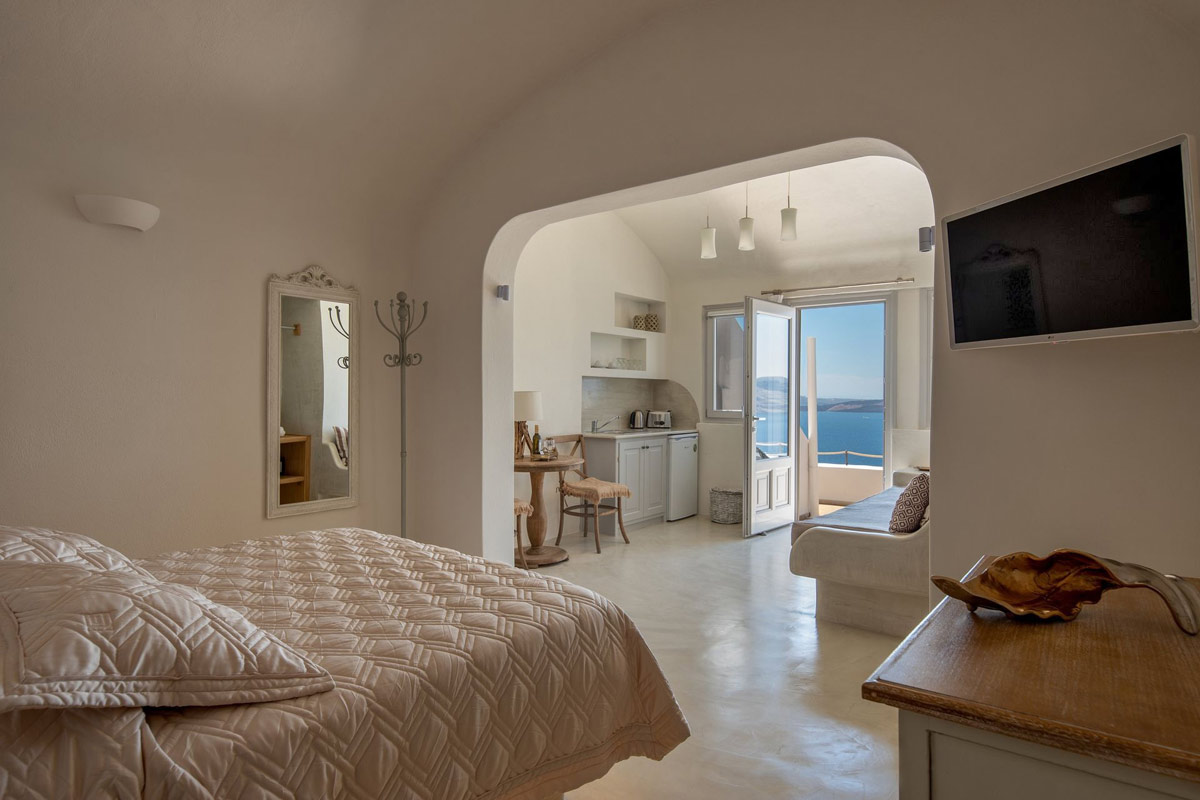 Oia Santorini Accommodation - Deluxe Cave Room with Hot Tub