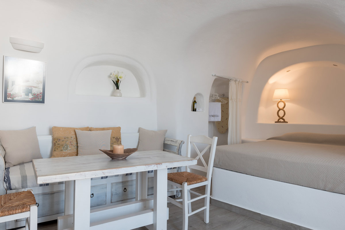 Oia Santorini Accommodation - Traditional Cave Studio - ANNEX
