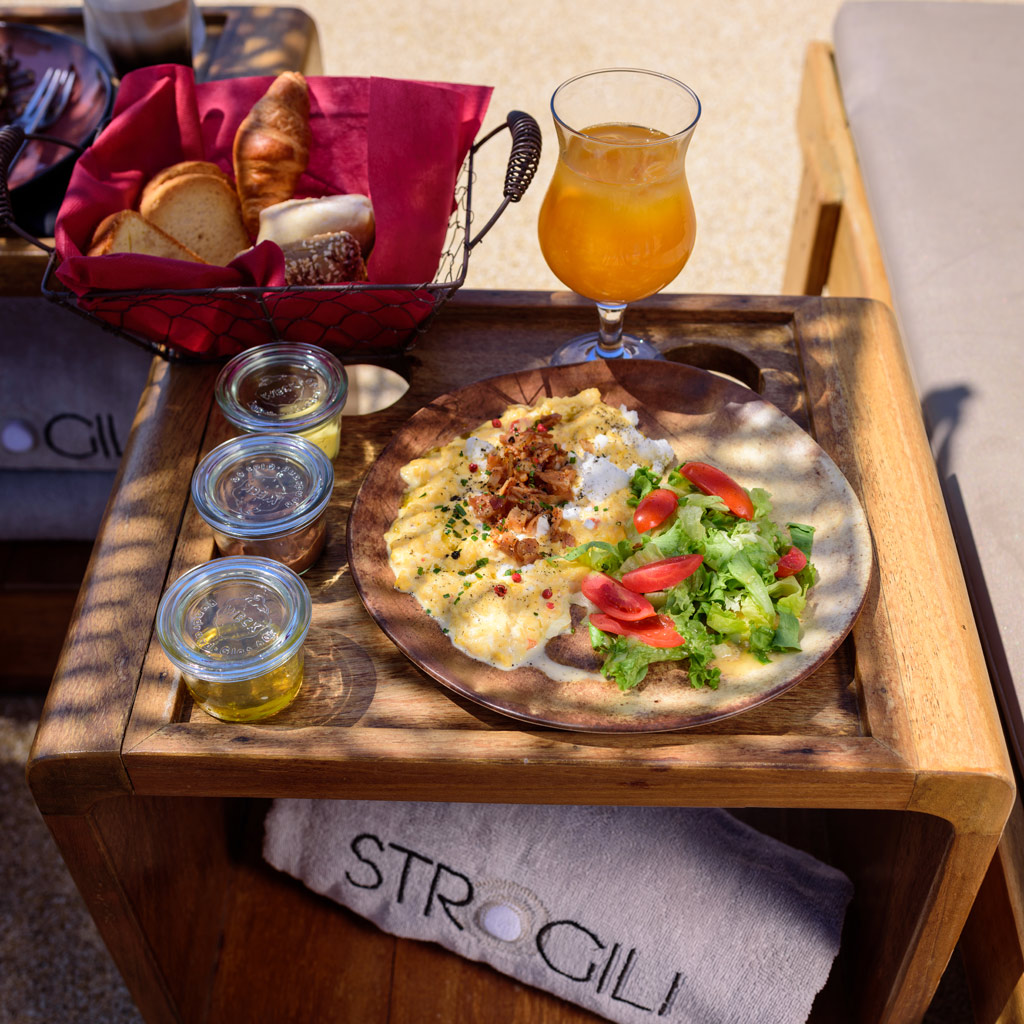 Oia Santorini Hotel Facilities - Breakfast by the Pool