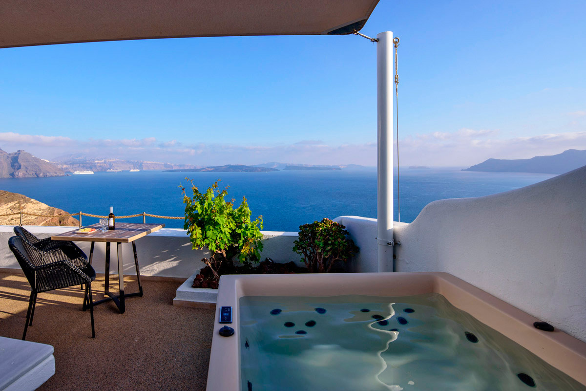 Strogili Hotel in Oia Santorini  -  Deluxe Cave Room with Hot Tub